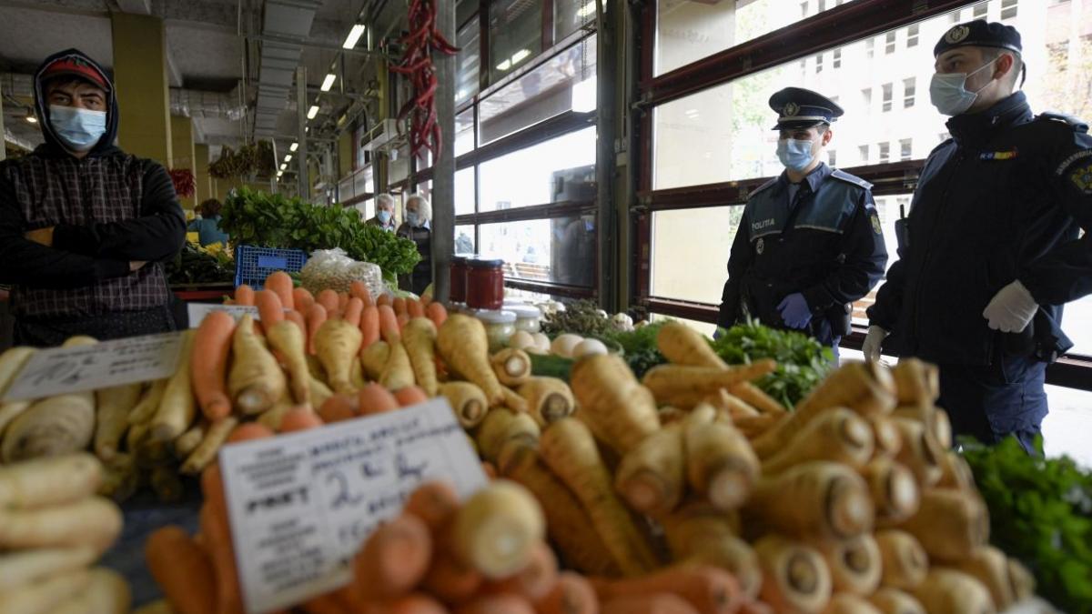 Pieţele se redeschid sâmbătă dimineaţă, însă agricultorii sunt furioși de pierderile acumulate