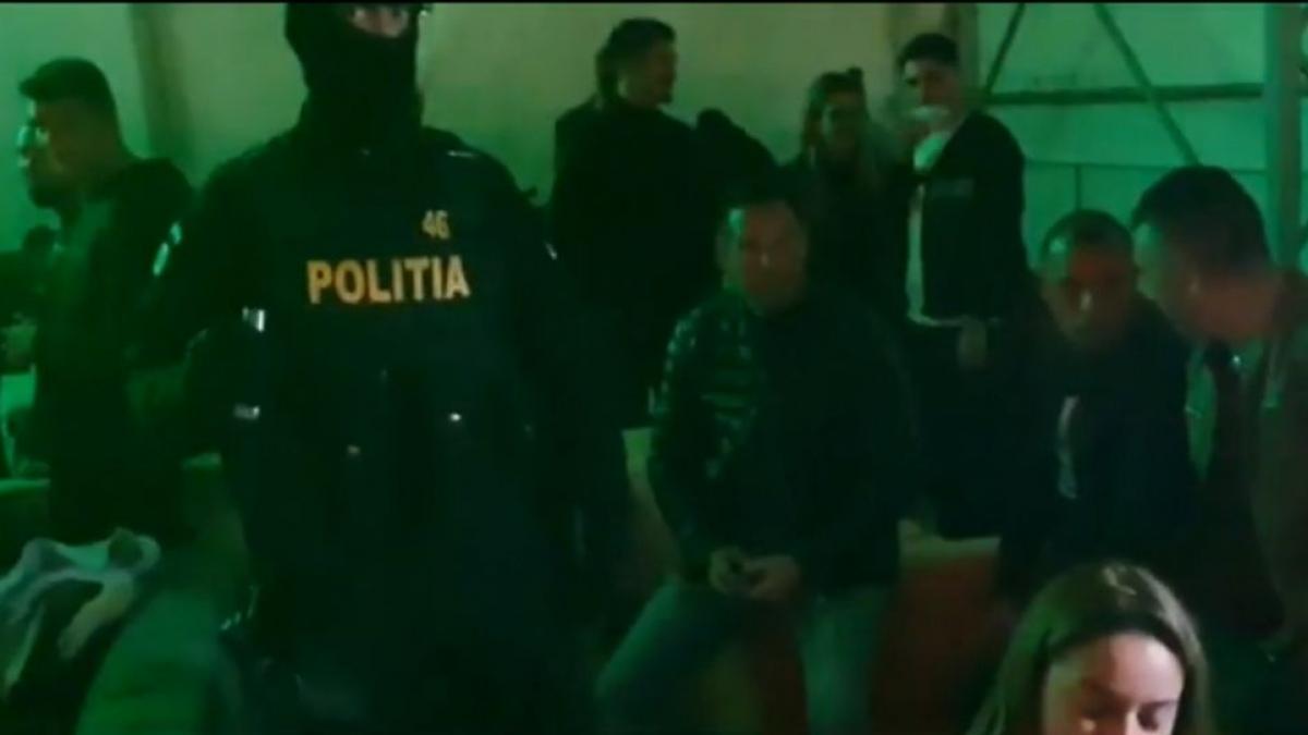 O şcoala de şoferi din Satul Mare a dat o petrecere chiar lângă sediul Poliţiei