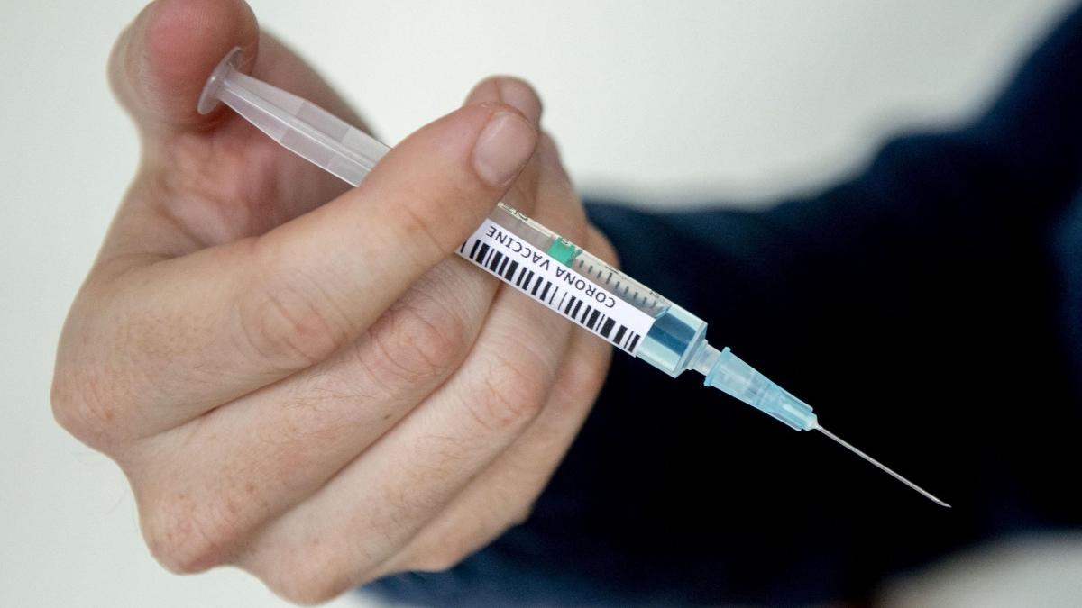 Cât costă, de fapt, vaccinul care ajunge săptămâna viitoare în România. Care este cel mai ieftin vaccin COVID