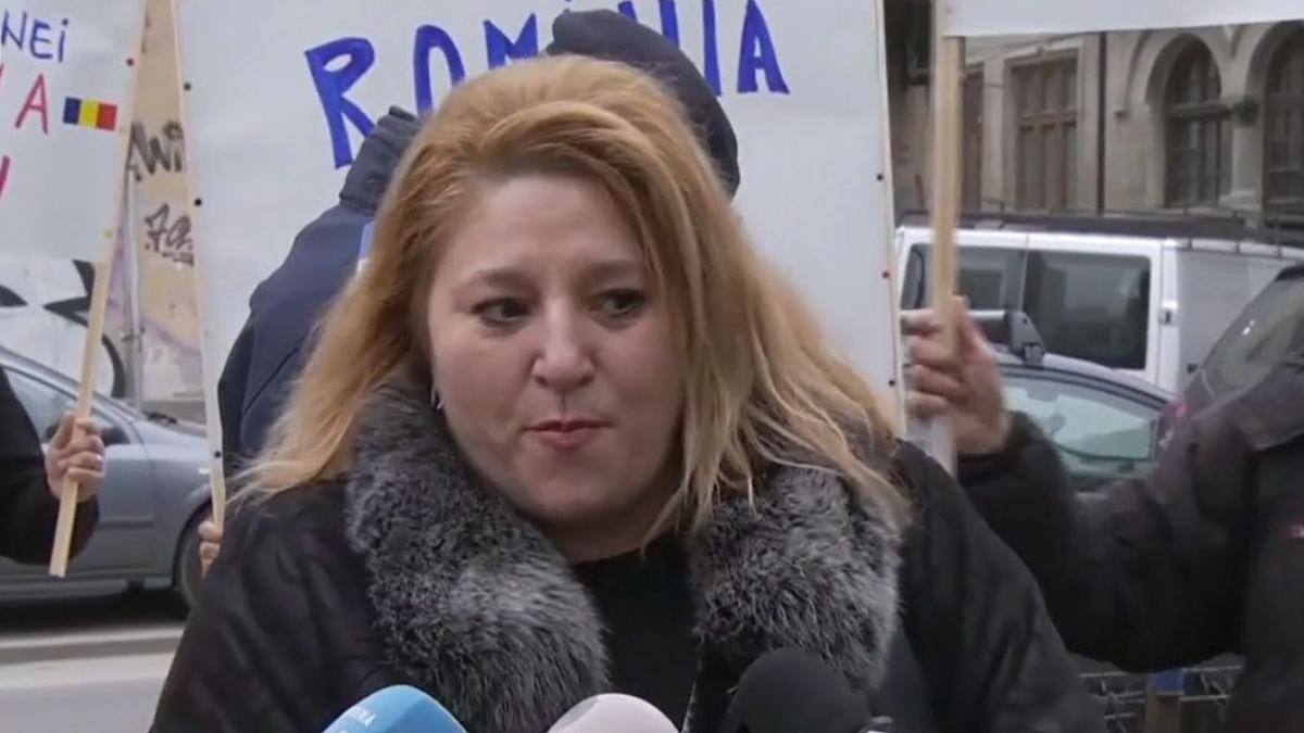 Diana Șoșoacă (AUR), fără mască de protecție în camera de plen a Senatului: ”Am venit în groapa cu hiene!”