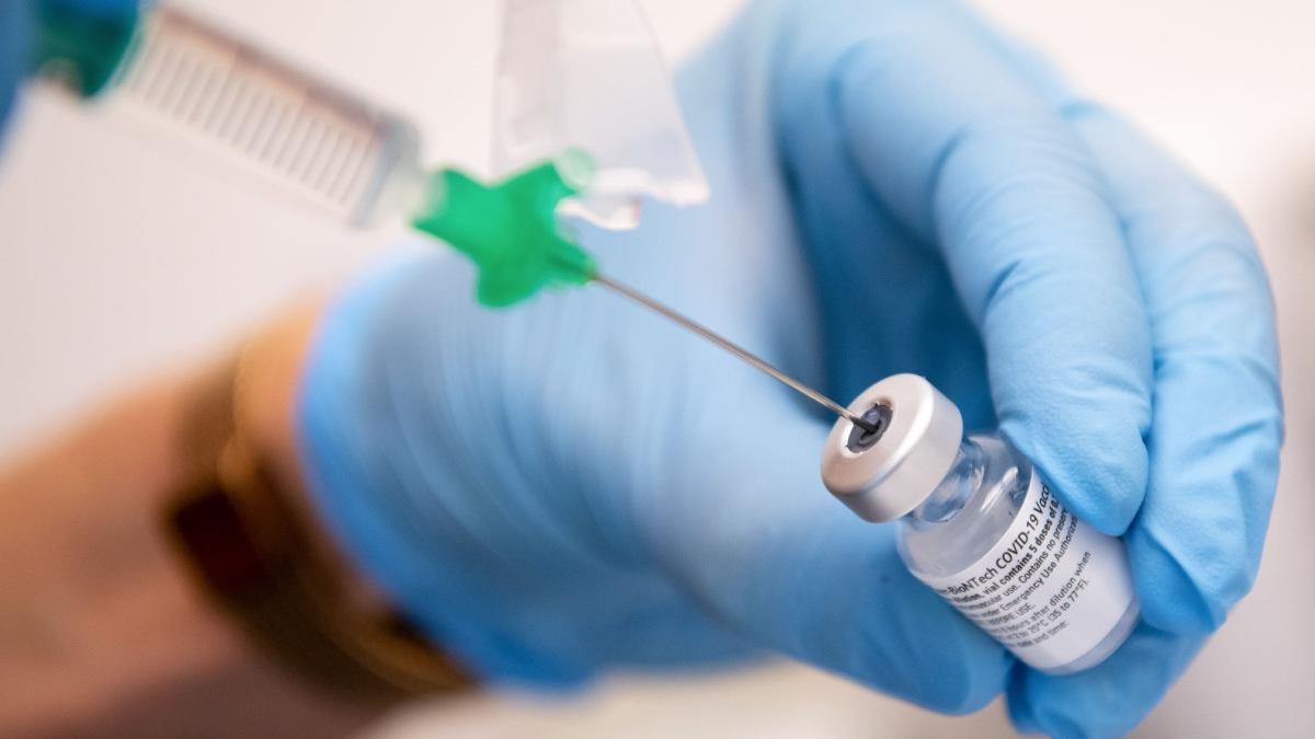 Vaccinare împotriva COVID-19 în România, 4 ianuarie 2021. Au fost 10 reacții adverse minore