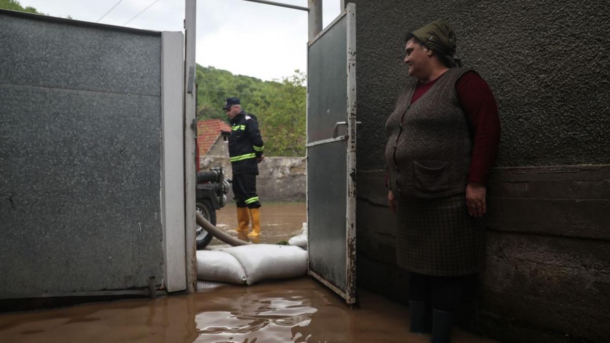 Cod roșu de precipitații, ploi devastatoare. Sute de oameni au avut nevoie de ajutor, drumuri închise din cauza aluviunilor