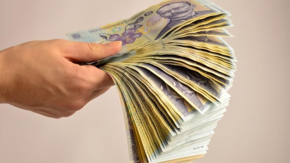 Record pe piaţa muncii din România. Cum a ajuns un salariat să aibă 149 de contracte de muncă active