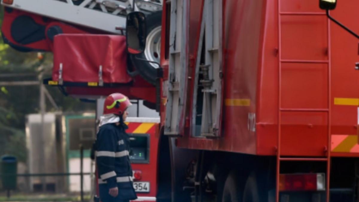 Un bărbat a fost salvat în ultimul moment la Galaţi, după ce i-a luat foc apartamentul