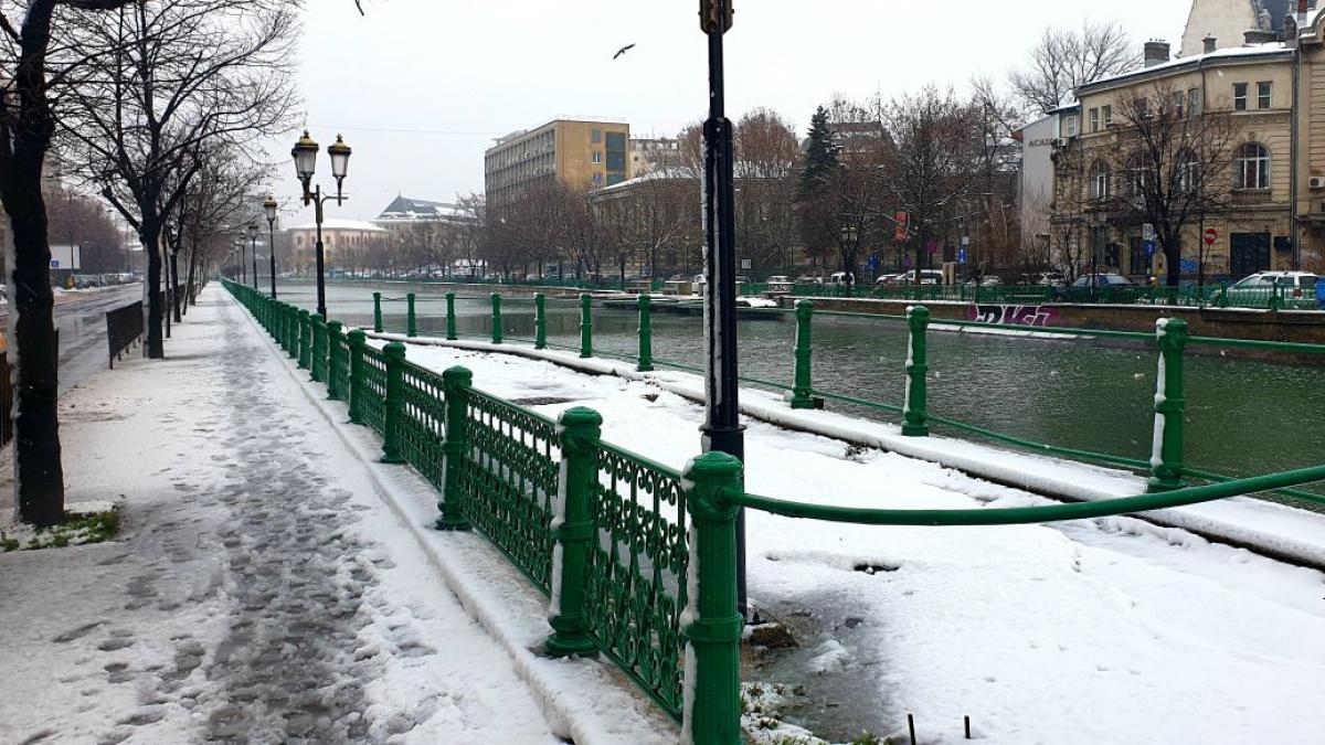 Încă o avertizare meteo de frig și viscol. Când scăpăm de ger