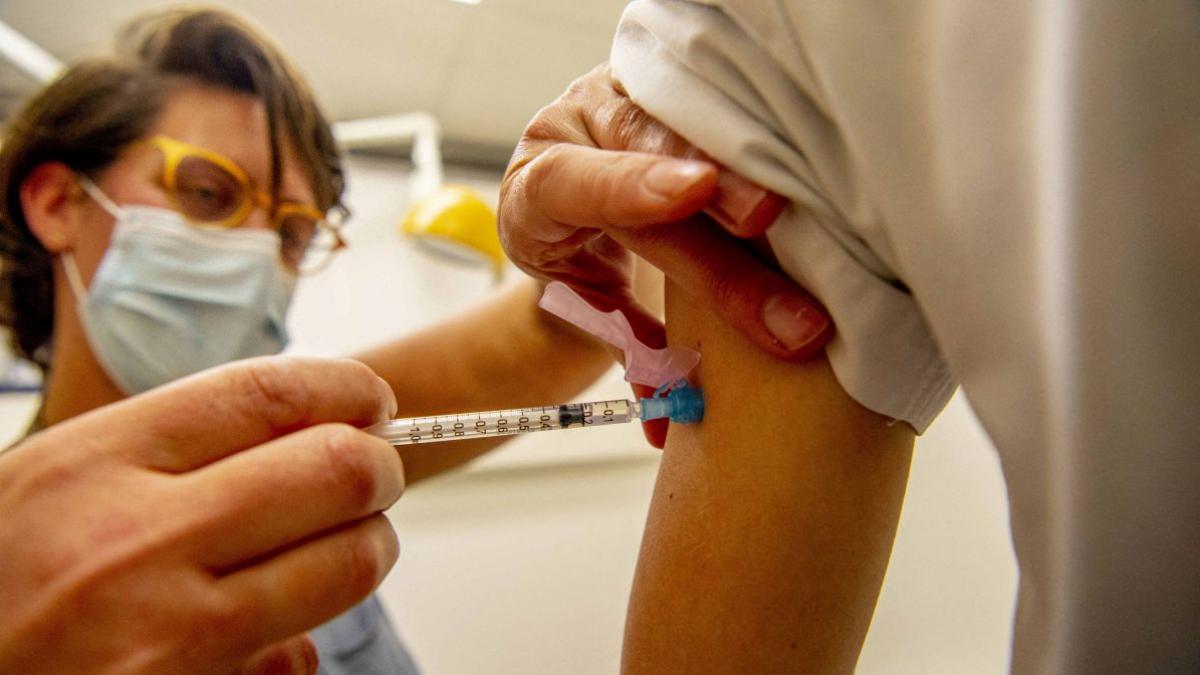 Ce se întâmplă în corp după prima doză a vaccinului anti-COVID. Rezultate neașteptate