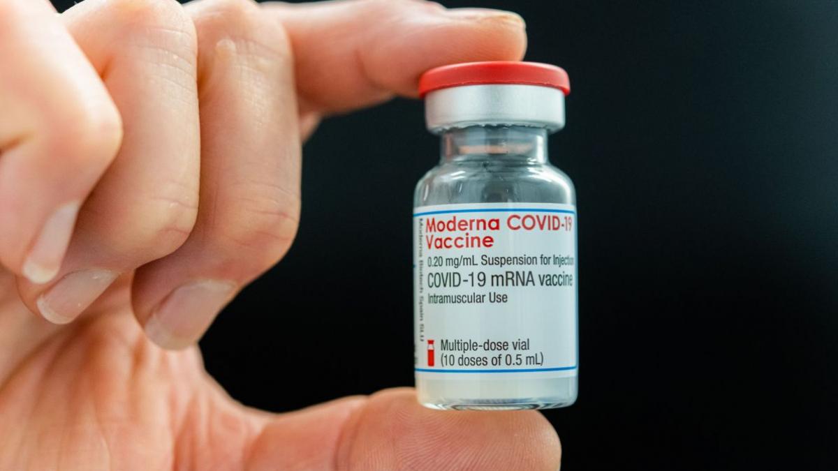 Moderna investighează posibile reacții adverse ale vaccinului. Un mare epidemiolog recomandă oprirea vaccinărilor cu serul dintr-un anumit lot