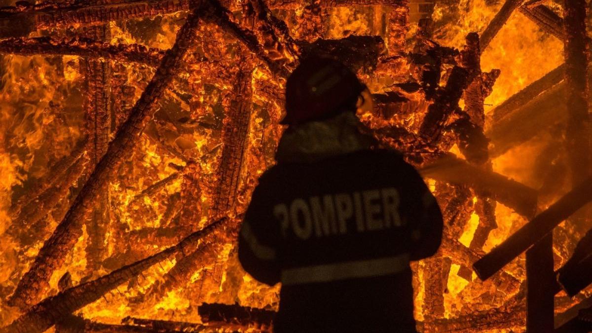 Incendiu în sectorul 1 din Capitală. Doi copii au fost transportaţi de urgenţă la spital