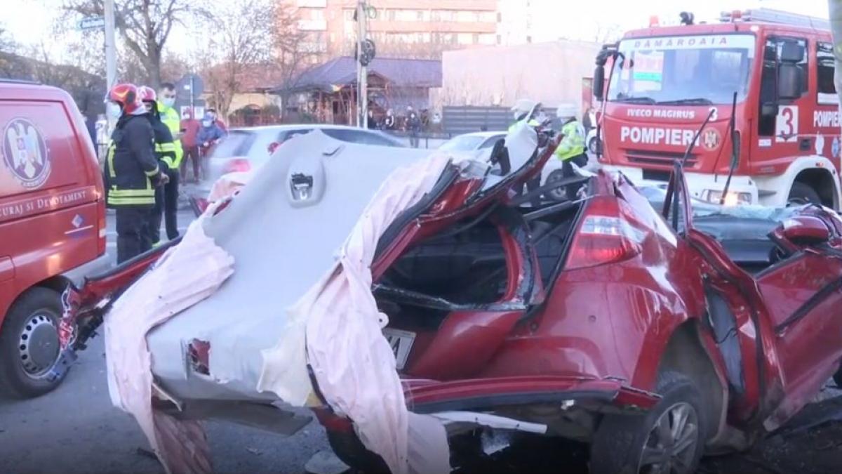 Accident grav în nordul Capitalei! Trei adulţi şi doi copii au fost răniţi