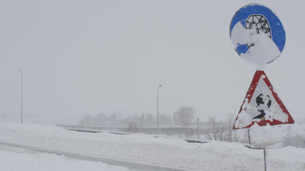 Se întorc ninsorile şi viscolul. Două coduri de vreme rea, în vigoare până luni dimineaţă