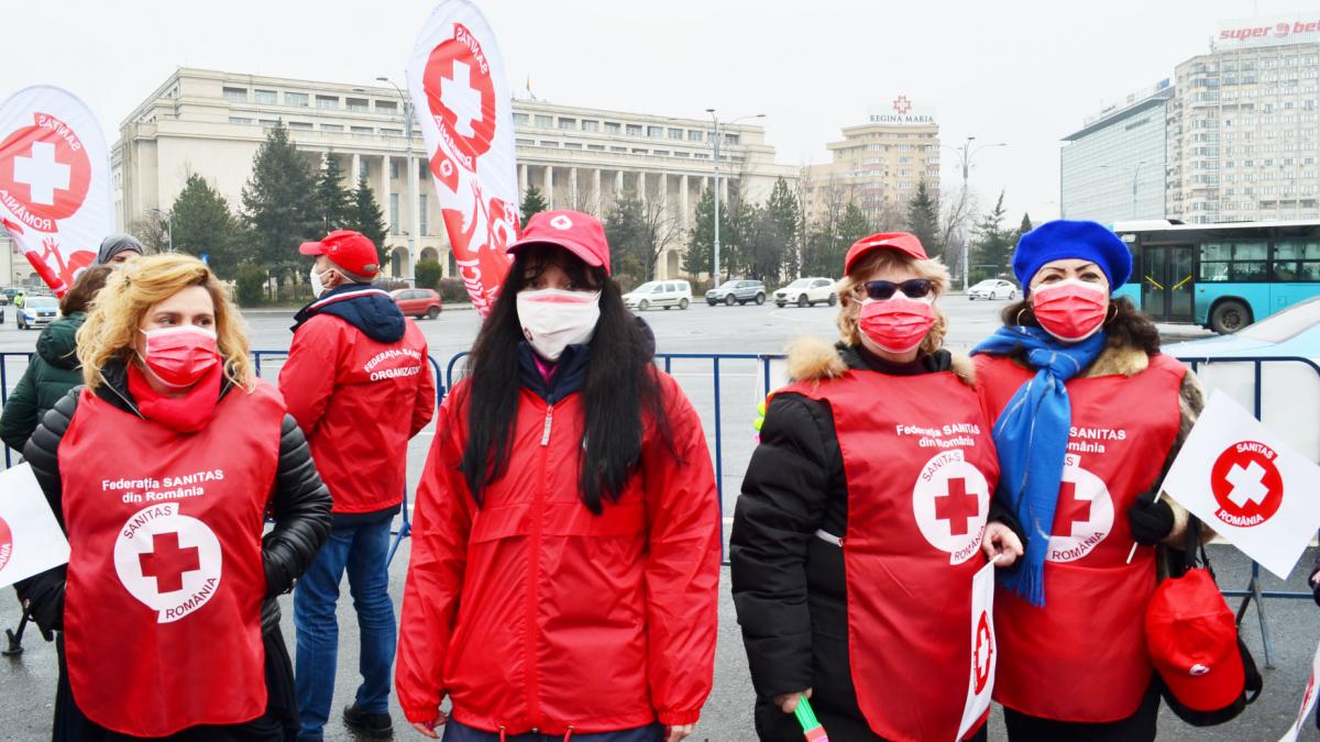 Imagini de la protestul angajaţilor din Sănătate. Medicii, asistentele şi infirmierele și-au strigat nemulțumirile în fața Guvernului