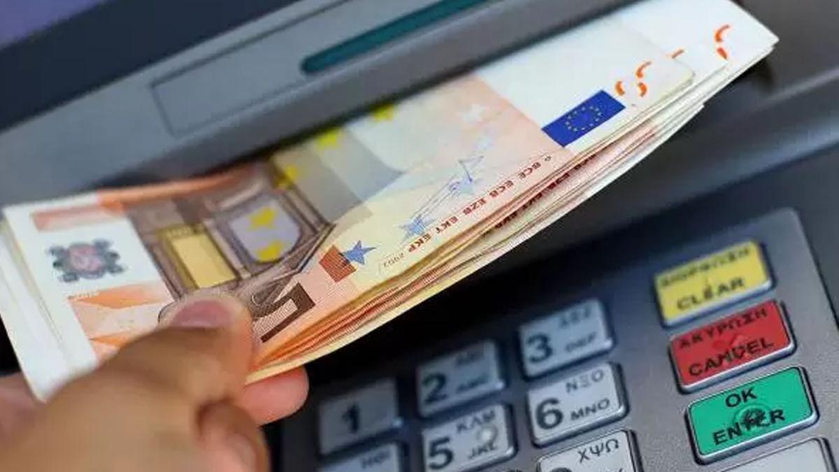 Un ieşean a găsit câteva mii de euro în timp ce încerca să retragă bani din bancomat. Ce a urmat sfidează orice imaginaţie