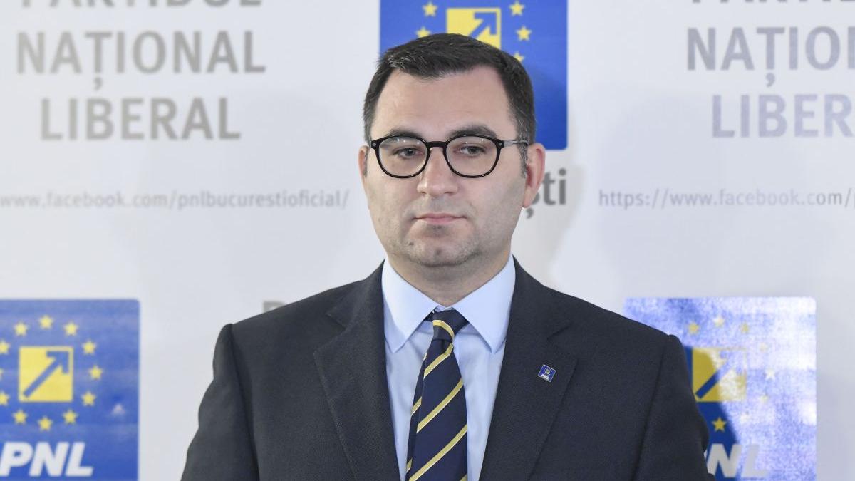 Deputat PNL: 2500 de lei este sporul luat de un director pentru că stă, aparent, în praf