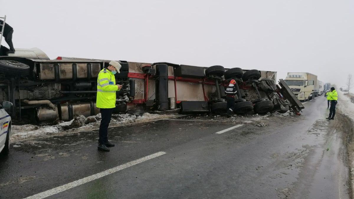 Un TIR încărcat cu ciocolată s-a răsturnat pe o şosea din Suceava