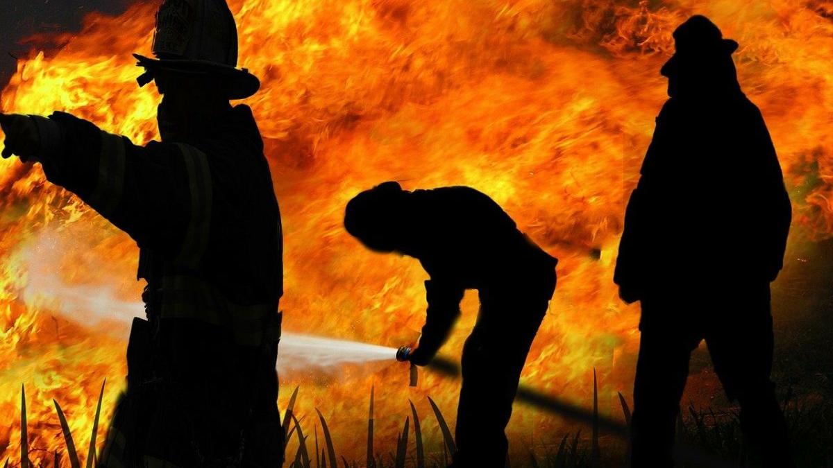 Un bărbat din Suceava a incendiat două case recitând pasaje din Biblie