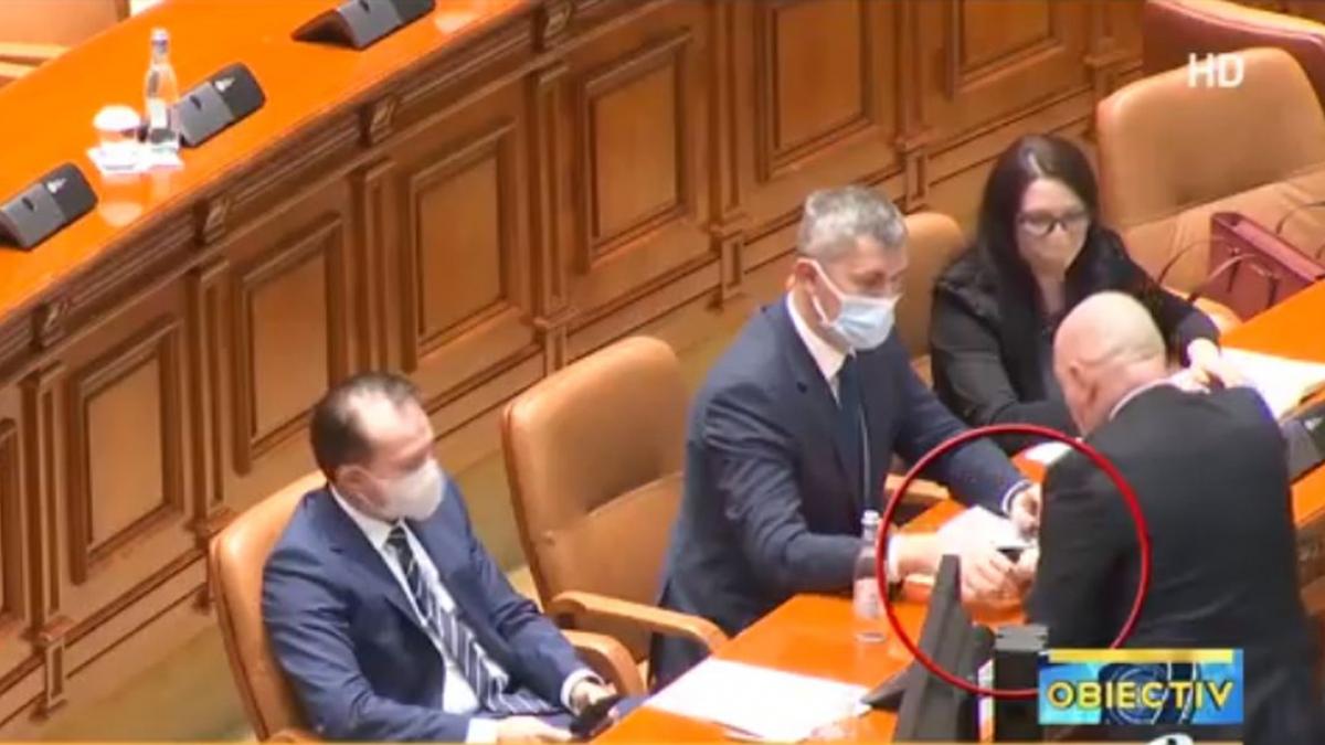 Dan Barna și-a scăpat ochelarii pe jos în Parlament și a chemat un angajat să îi ridice