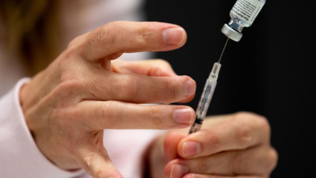 Cel mai tânăr român care se vaccinează anti-COVID: un adolescent de 16 ani din Ploiești