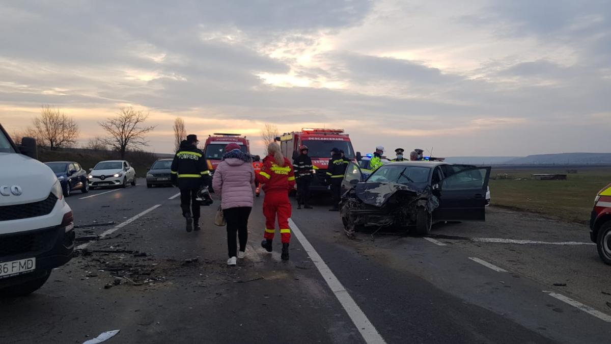 Accident cumplit în Iași! Impact frontal între un microbuz care transporta persoane și un autoturism