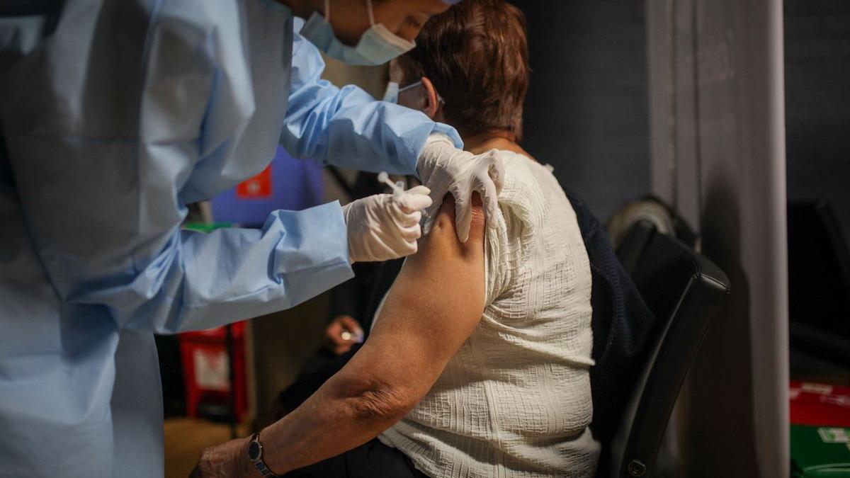 Medicii şi asistenţii din Argeş ameninţă că vor opri campania de vaccinare. Ministerul nu i-a plătit de două luni