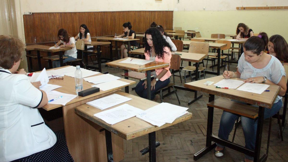  Elevii vor fi așezați câte unul în bancă, în ordine alfabetică, neamestecați cu cei din alte clase, la simulările pentru Evaluarea Națională și Bacalaureat