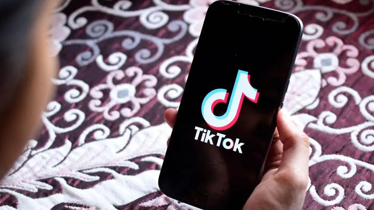 O farsă de pe un șantier din România a devenit virală pe TikTok. Bietul om striga cât îl ţineau puterile, blocat în toaletă | VIDEO