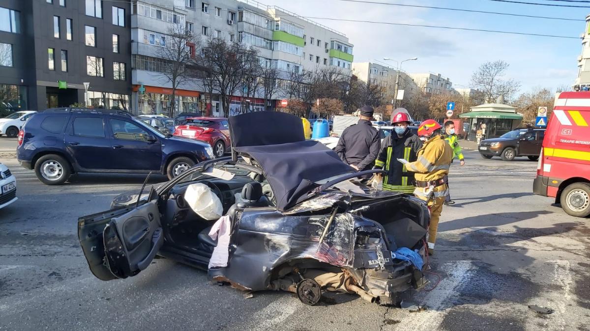 Șofer fără permis, cu doi minori în mașină, a fugit de polițiști, a spulberat un autoturism și un stâlp