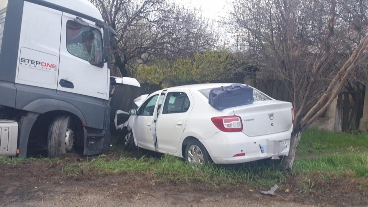 Accident grav între un TIR și două mașini! Patru persoane au fost rănite, între care doi copii