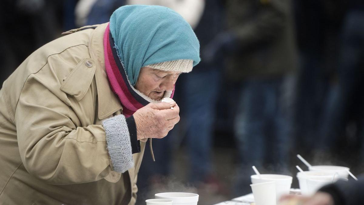 Pensionară amendată după ce și-a dat masca jos pentru a dezaburi ochelarii. A câştigat procesul cu Poliţia