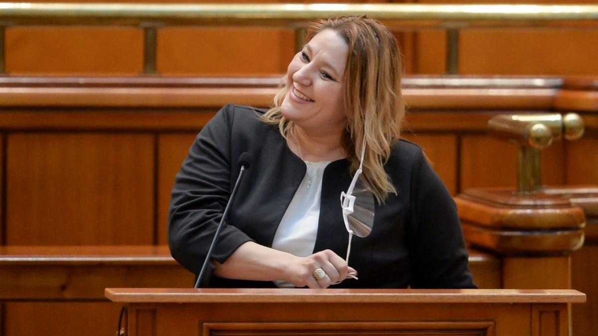 Diana Şoşoacă, o nouă declarație controversată: Acolo, poliţiştii şi jandarmii mă iau în braţe şi mă pupă