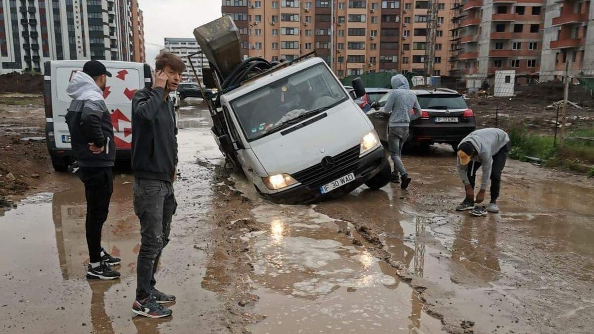 O mașină ”s-a scufundat” într-o groapă uriașă dintr-un cartier din sectorul 6 al Capitalei