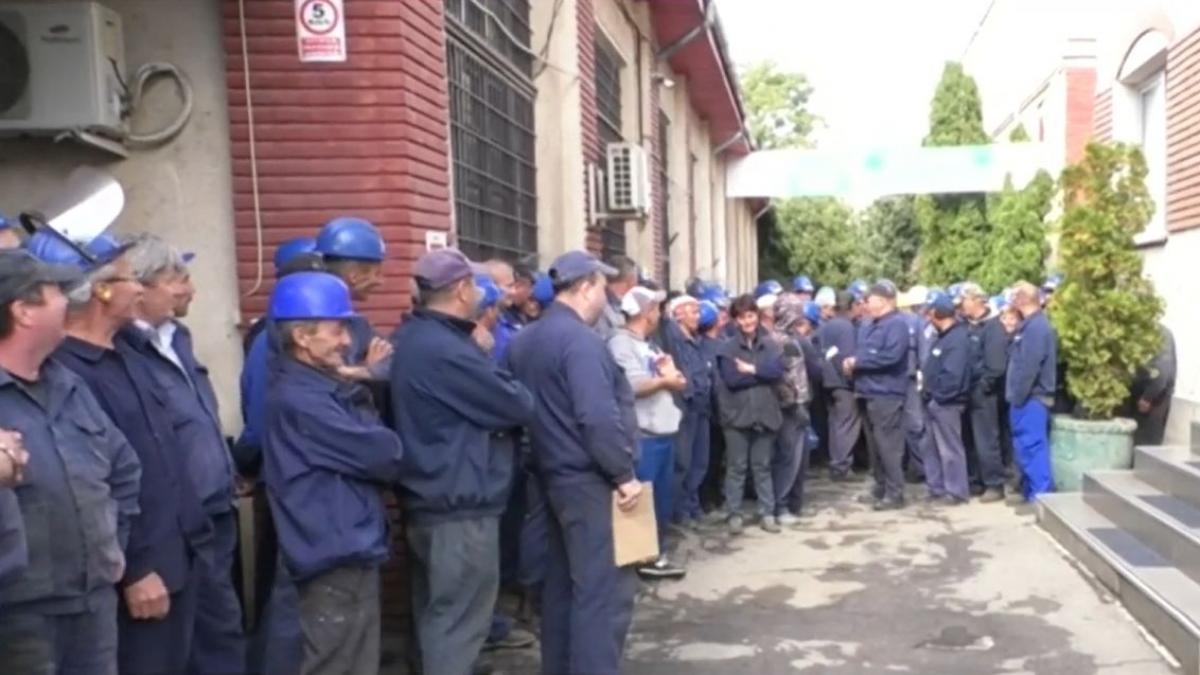 A şasea zi de proteste la Uzina de Vagoane din Drobeta Turnu-Severin: "Până nu se rezolvă, noi aşa o să stăm"