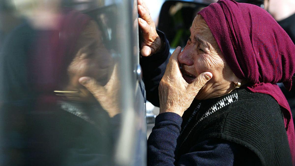 Mamă torturată de propriul fiu ani la rând. A încercat de şase ori s-o înece în fântână, în Neamț   