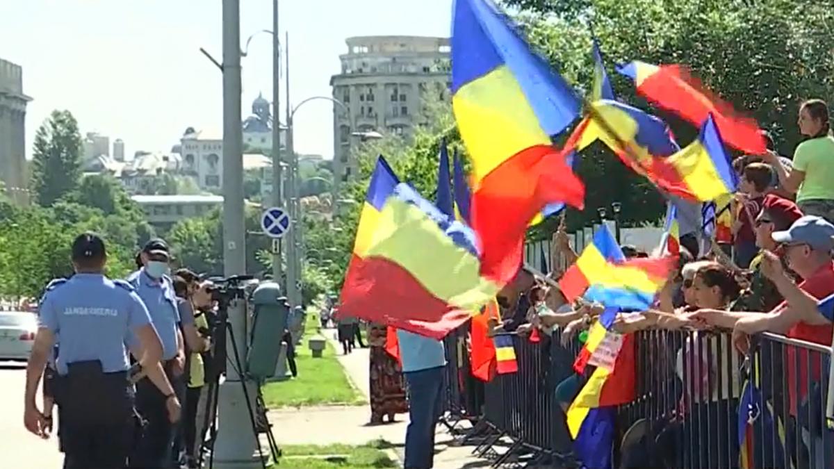 Sute de persoane protestează în faţa sediului CCR din Capitală: "Dorim ca toate persoanele nevaccinate şi netestate, să nu fie discriminate"