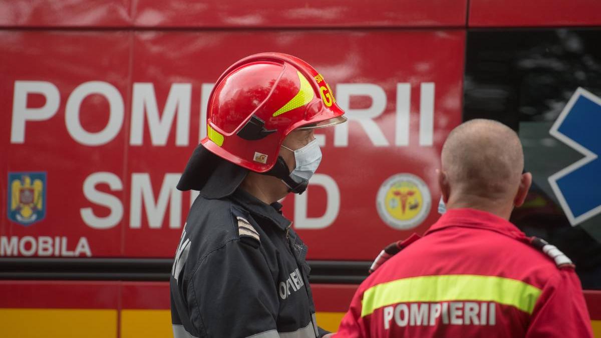 Incendiu într-un bloc din Suceava. Un bărbat este rănit, două persoane au suferit atacuri de panică