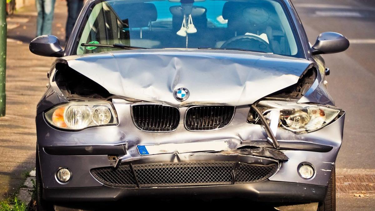 Bătrână înşelată cu 130.000 de euro prin metoda "Accidentul". Patru tineri au fost reţinuţi