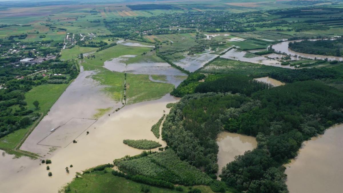 Efectele fenomenelor extreme din România! Problemele cauzate de ploi în 16 judeţe ale ţării