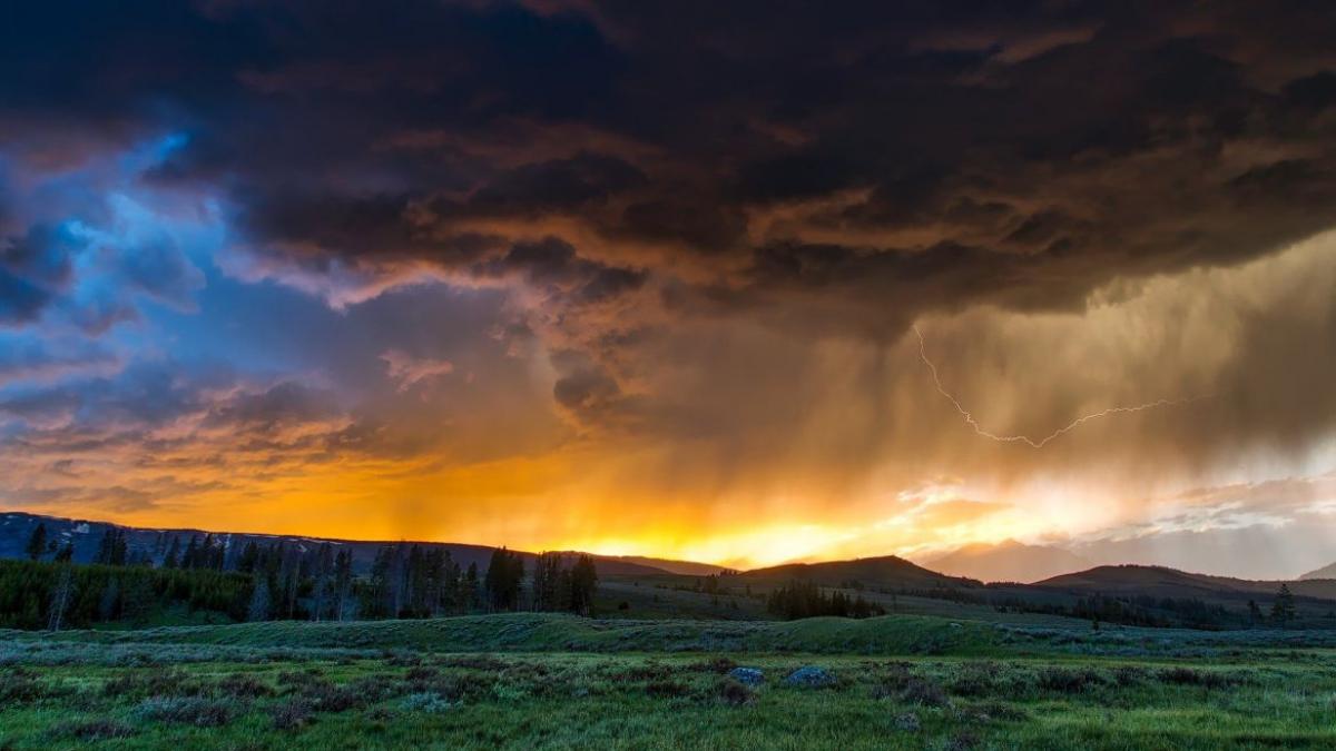  Meteorologii au emis mai multe avertizări de vreme rea! Cod roșu de ploi și inundații în două județe ale țării