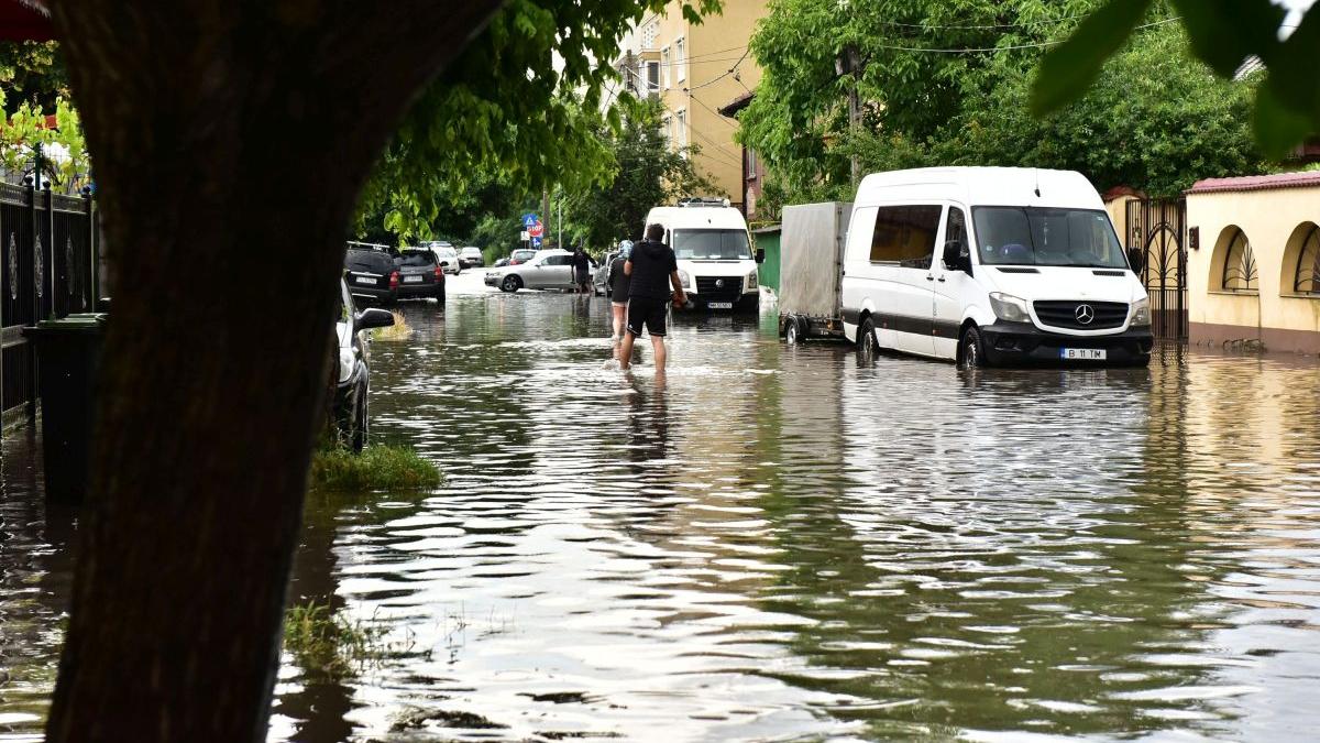 România, sub efectul ciclonului din Marea Neagră! Avertizări de vreme severă, cod roşu de inundaţii