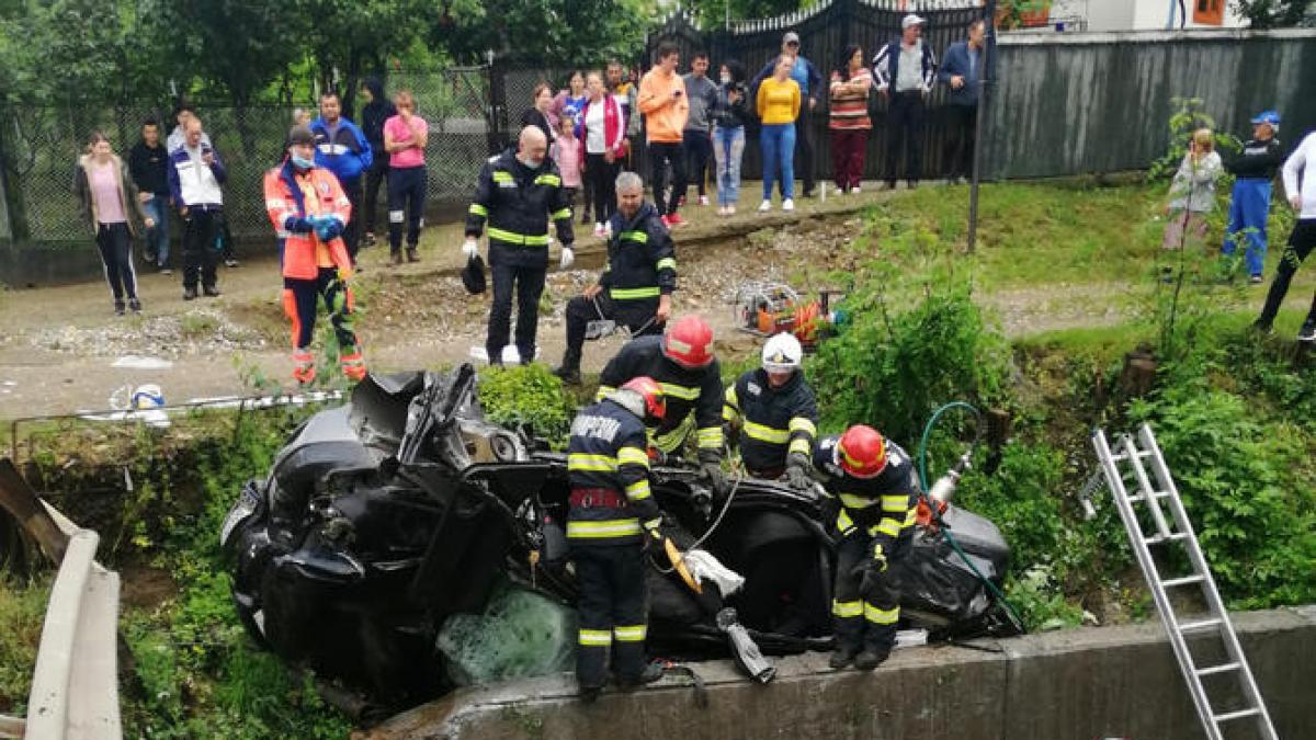 Doi Oameni Au Murit DupÄƒ Ce O MasinÄƒ S A RÄƒsturnat Intr O RapÄƒ In Satul Filipesti Din BacÄƒu