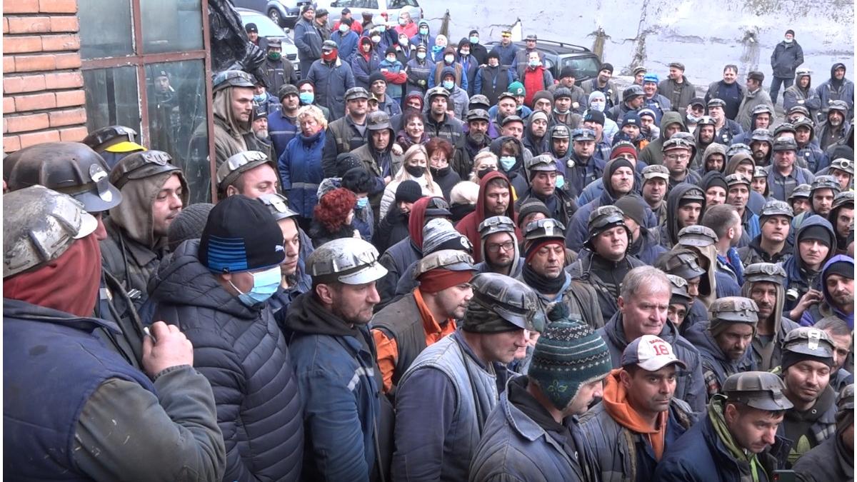 Protest spontan al minerilor din Valea Jiului. Ortacii au refuzat să intre în mină, nemulțumiți că le întârzie salariile