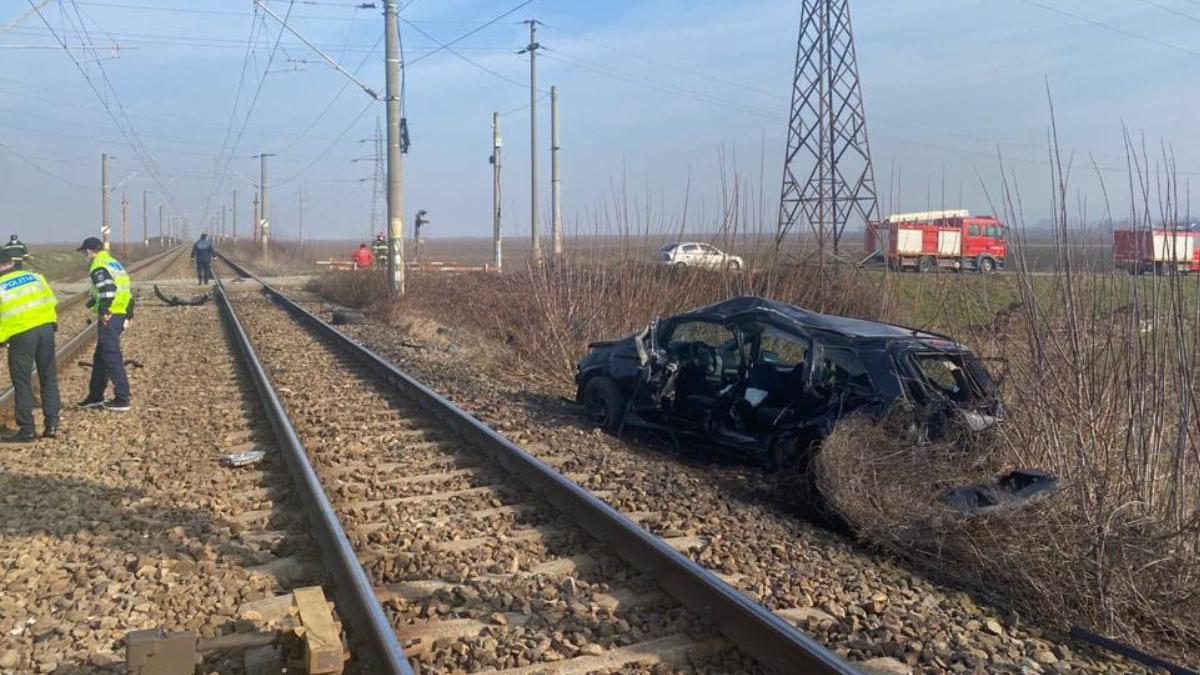 Mașină lovită de tren, în Ilfov. Șoferul a murit pe loc