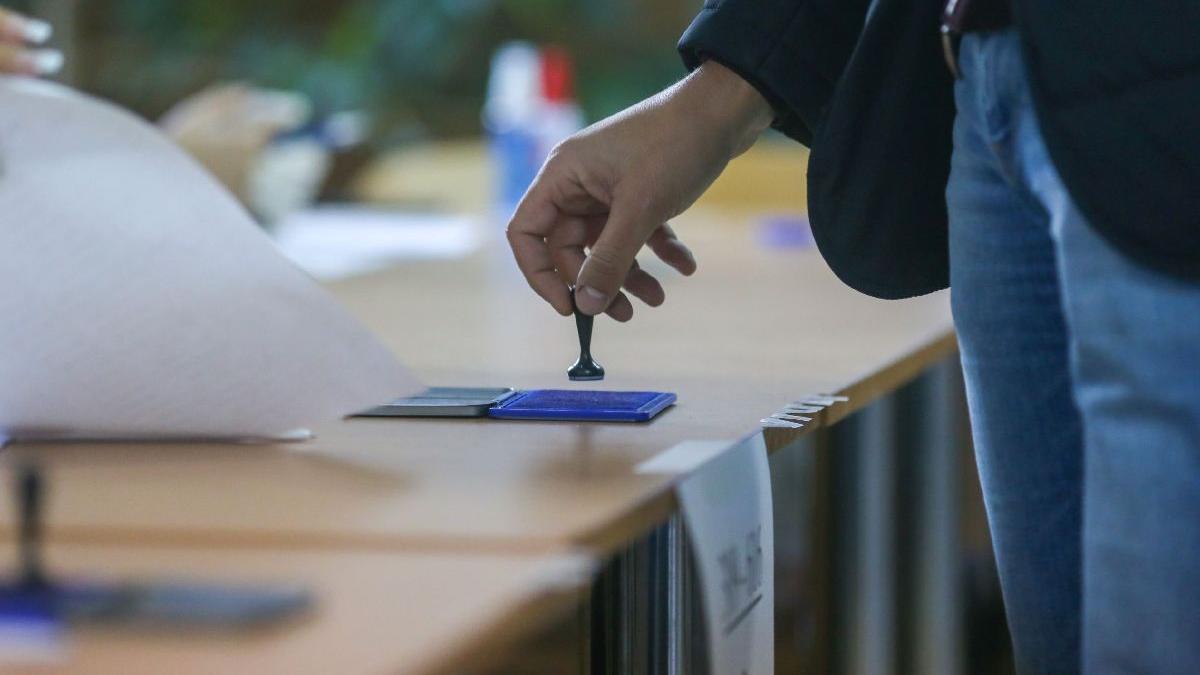 Românii din 36 de localități, așteptați la vot. S-au deschis secțiile de votare