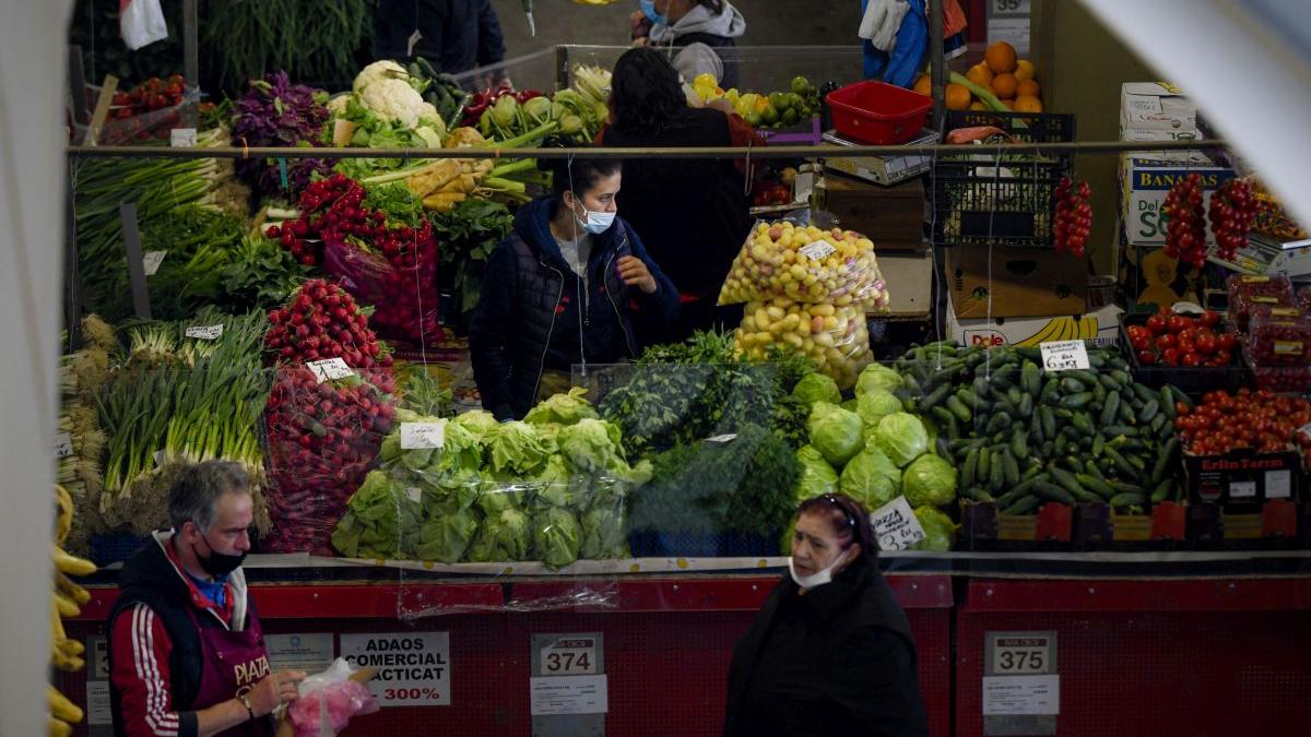 Mâncare la testare. Roşii, brânză şi pui, salata care ne poate îmbolnăvi