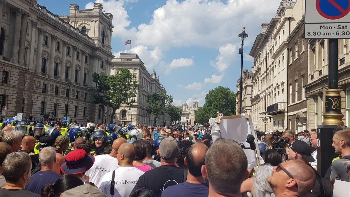 Proteste violente în Londra: "Arestaţi-l pe Boris Johnson!", printre scandările protestatarilor