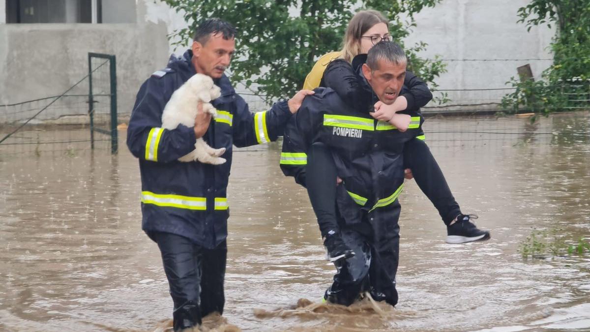 Trei oameni din judeţul Alba au fost salvaţi în ultima clipă din calea apelor