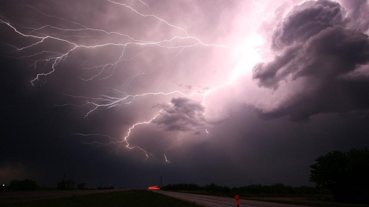 Alertă meteo de vreme severă imediată în 18 județe. Vântul ajunge și la 100 de kilometri pe oră