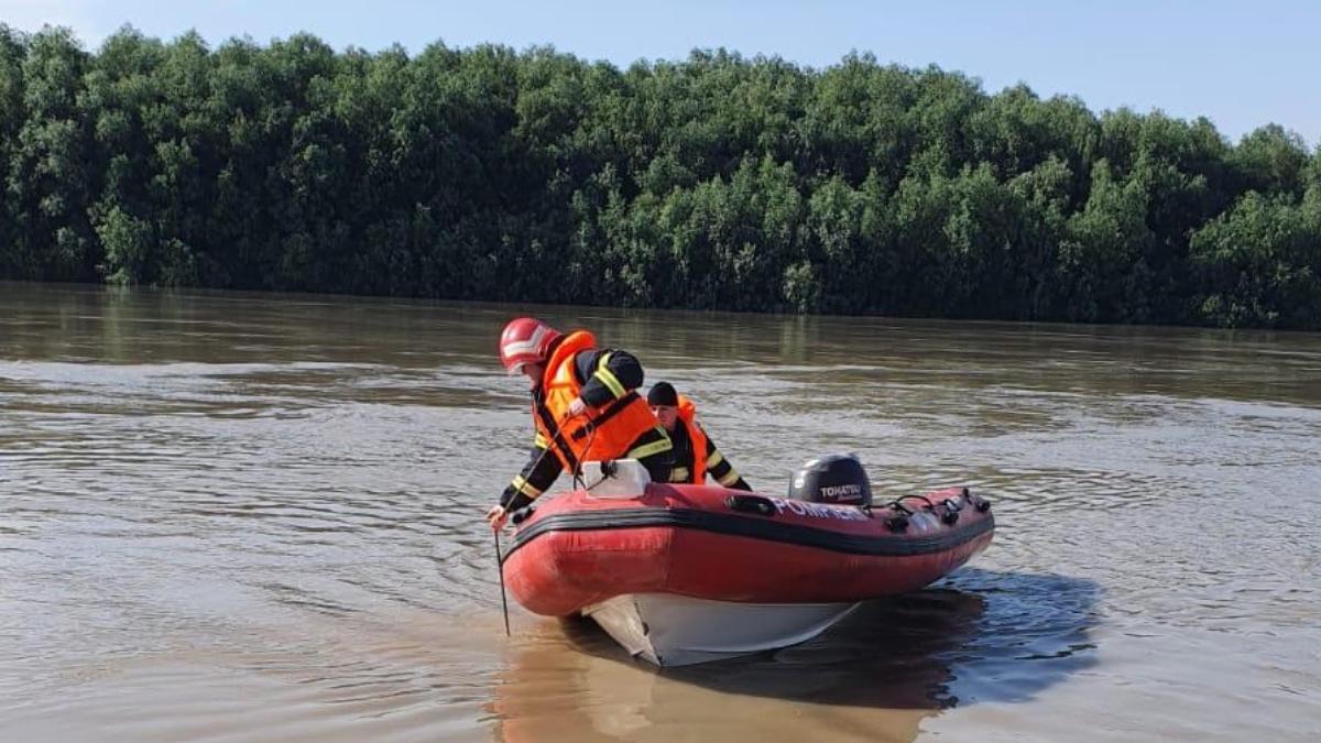 O barcă cu nouă persoane s-a răsturnat în Dunăre, iar un tânăr s-ar fi înecat