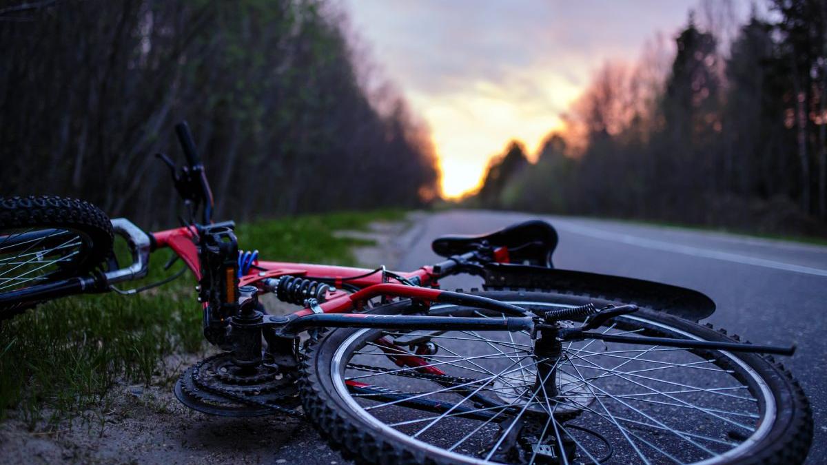 Un biciclist a ajuns la spital după ce a fost lovit de o mașină de poliție în centrul orașului Târgu-Mureș 