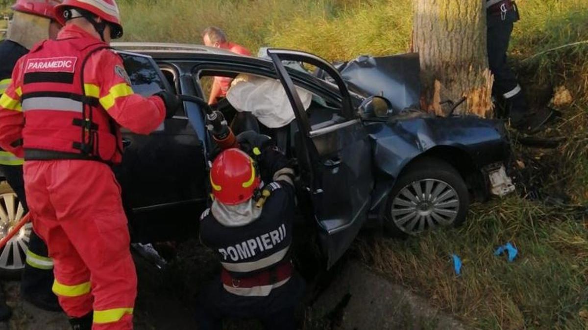 Trei tineri au murit pe loc și o fată a ajuns în stare gravă la spital după ce mașina în care se aflau a intrat într-un copac