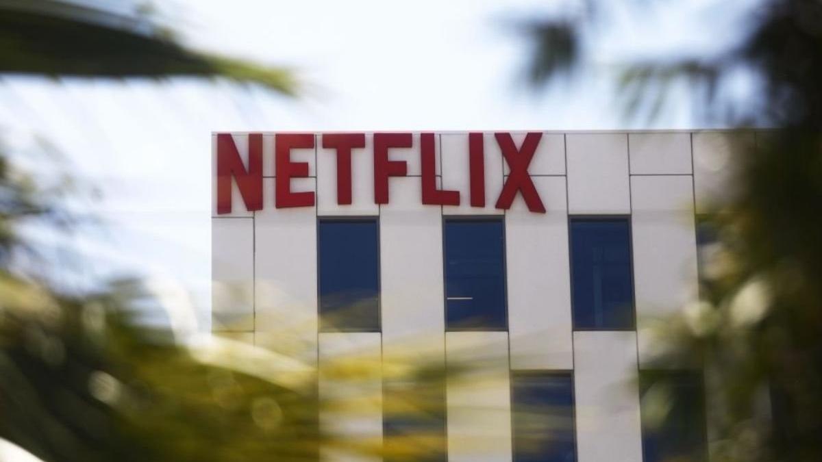 Netflix își obligă actorii să se vaccineze pentru a mai putea încheia colaborări în cazul următoarelor producții